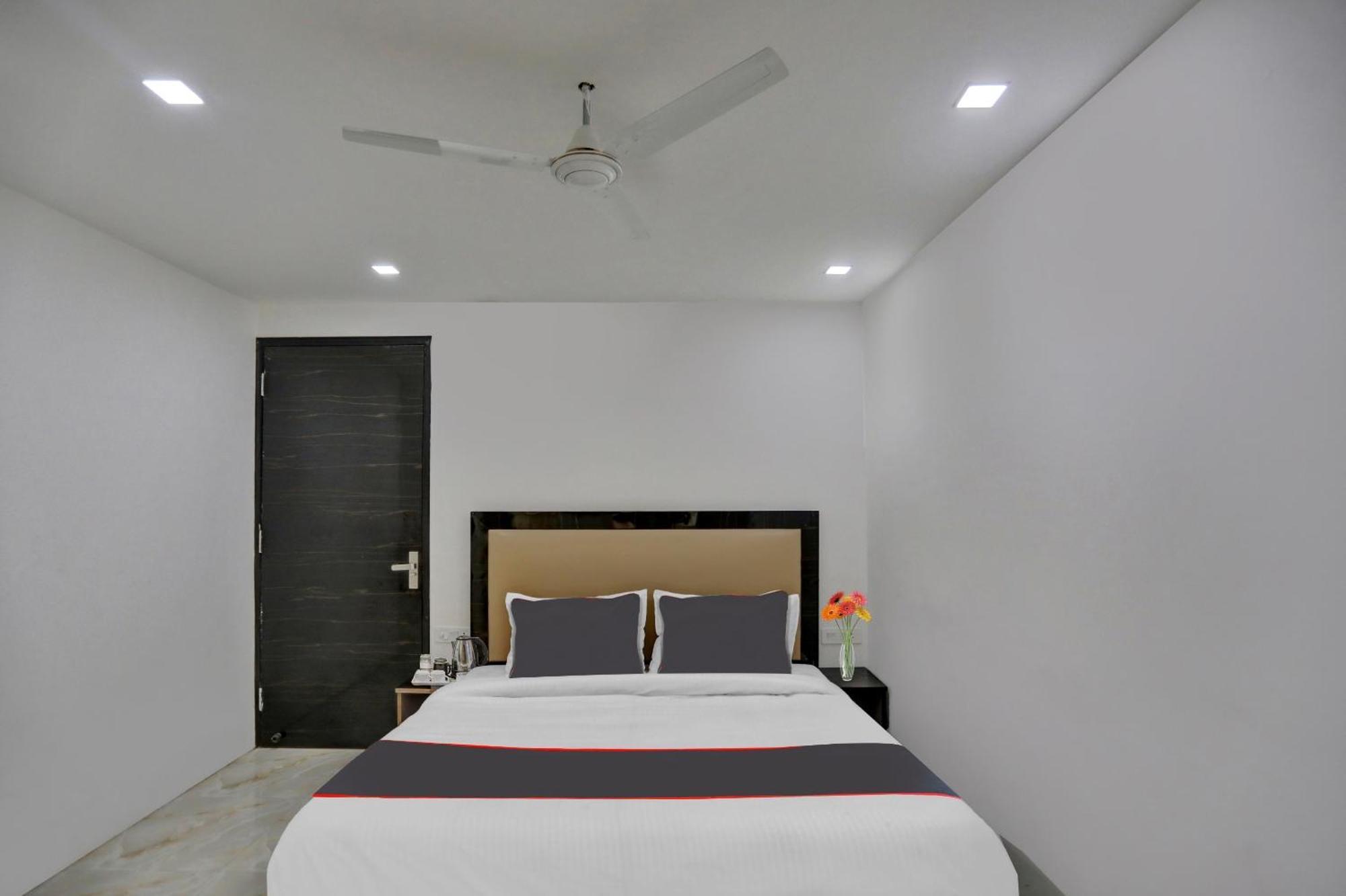 Hotel Super Townhouse The Arrow Near Lotus Temple Nuova Delhi Esterno foto