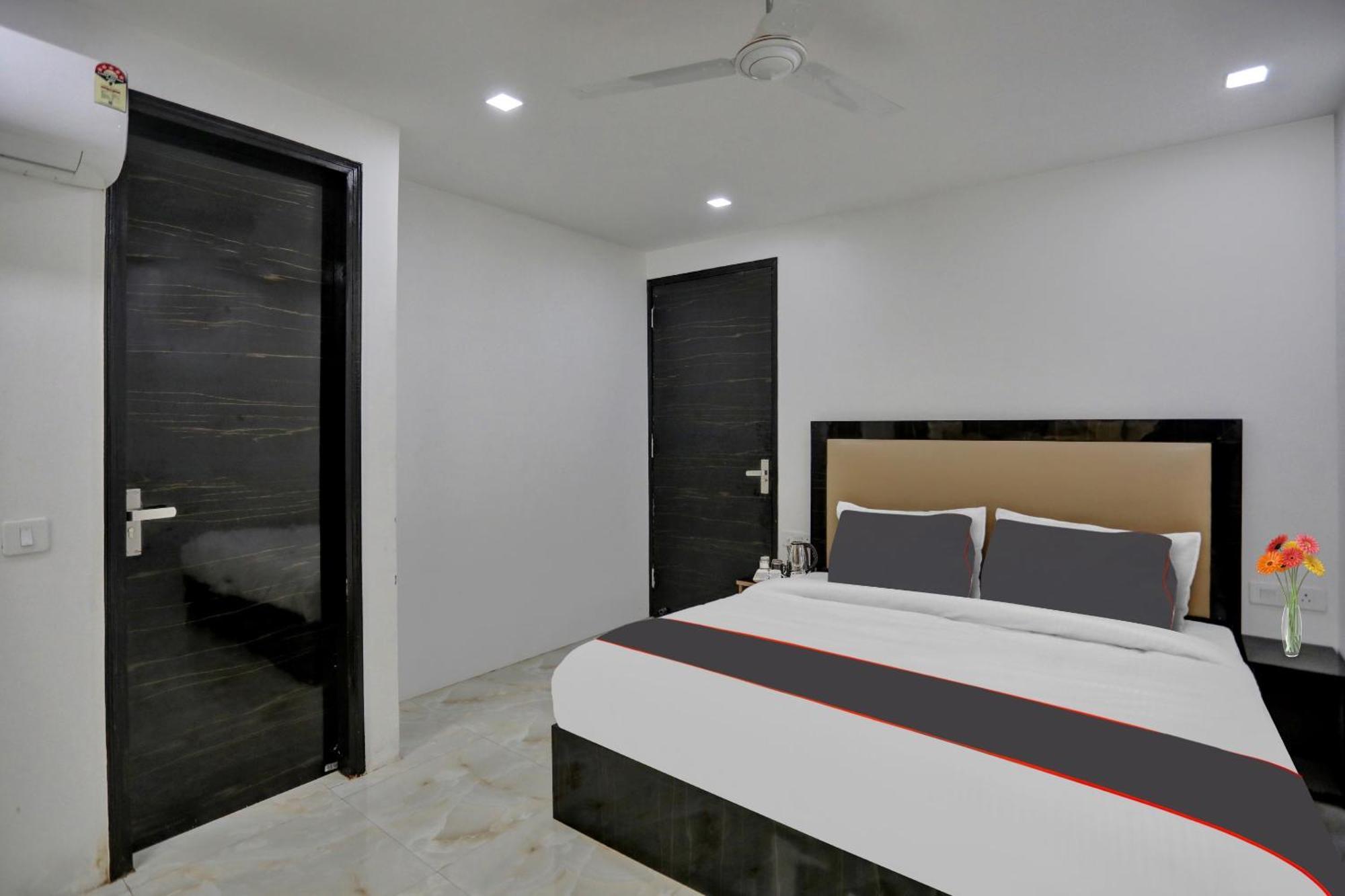 Hotel Super Townhouse The Arrow Near Lotus Temple Nuova Delhi Esterno foto